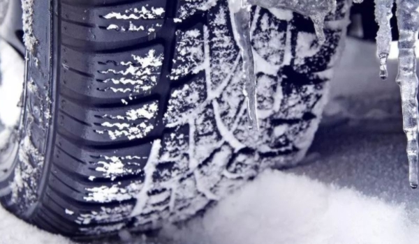 四驱车用换雪地胎吗(雪地轮胎更换的注意时间)  第2张
