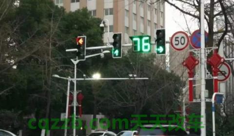 看错灯 红灯闯了一半(通过红绿灯路口需要注意什么)  第3张