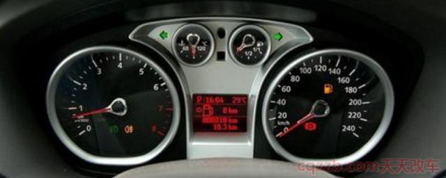 老款福克斯仪表盘中间红灯闪(2021款福克斯的车辆尺寸)