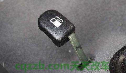 汽车加油盖开哪个按钮(如何判断车辆加油盖在左侧还是在右侧) 第2张