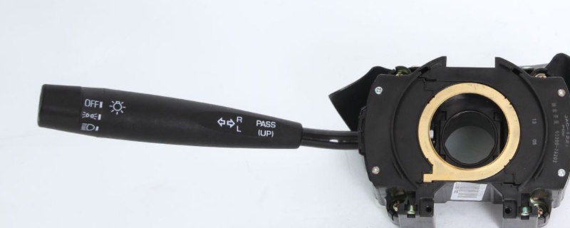 普及一下：左右灯光是上左下右吗(车灯出现问题可以年检吗)  第1张