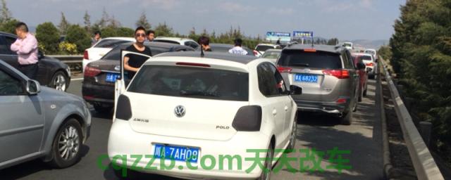 严重堵车可以走应急车道吗(机动车辆占用应急车道行驶如何处罚)