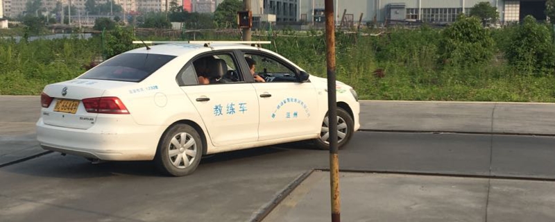 看一下：直角转弯要自己关灯吗(机动车驾驶员科目二有考试次数限制吗)