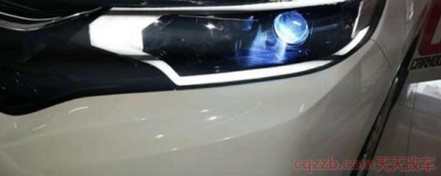 前车灯下塑料壳撞坏(车辆保险杠的作用)