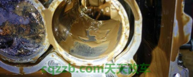 详谈：机油盖有白色乳状物怎么回事(发动机机油多久更换一次)