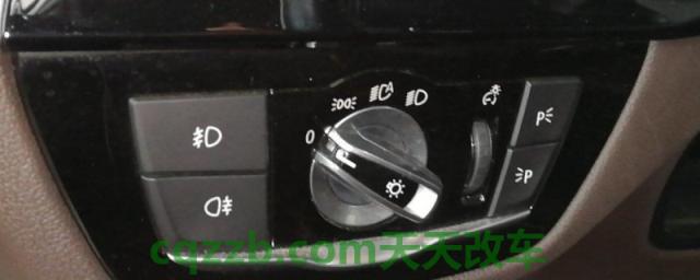 宝马自动大灯白天也一直亮(宝马的自动大灯使用方便吗) 第1张