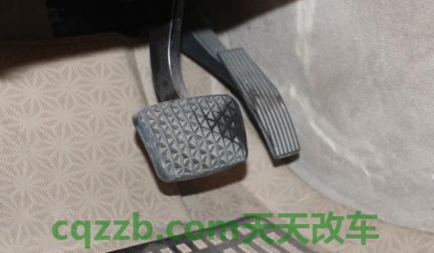 刹车踏板部位吱嘎响(自动挡和手动挡刹车踏板位置相同吗)  第2张