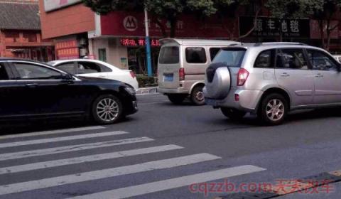 过红绿灯压到白线在斑马线上(过红绿灯路口需要注意什么) 第2张