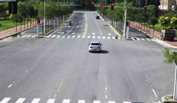 挂一档踩离合等红灯可以吗(机动车辆如何避免闯红灯)  第2张