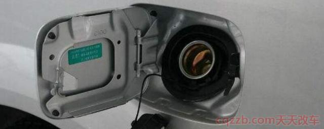 汽车加油盖开哪个按钮(机械钥匙打开方式)  第1张