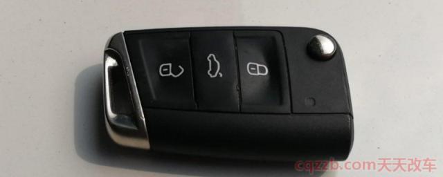 大众高尔夫车钥匙换电池怎么打开它(高尔夫的生产厂商)