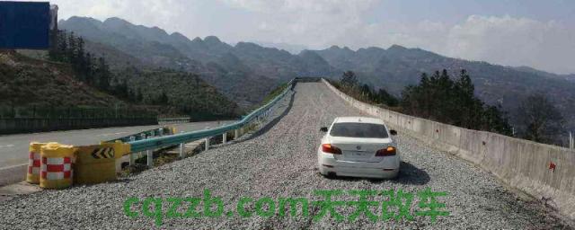 下坡路制动失效后要迅速逐级或越一级(车辆制动失效后不能做的事情)