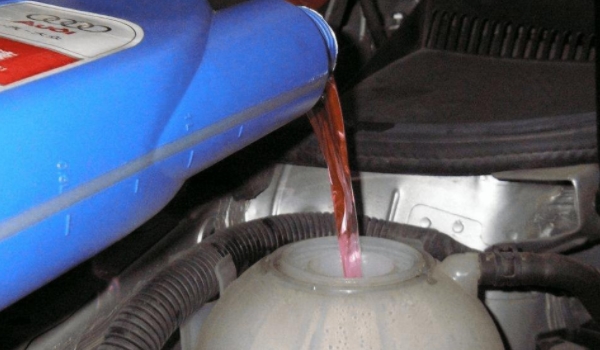 水箱吐水一定是冲缸吗(车辆更换防冻液的时候需要检查什么)  第3张