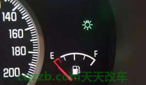 油表f是满还是e是满(汽车加油需要注意什么)  第3张