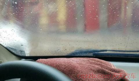 为什么开空调外面车玻璃起雾(车玻璃起雾有什么影响)  第2张