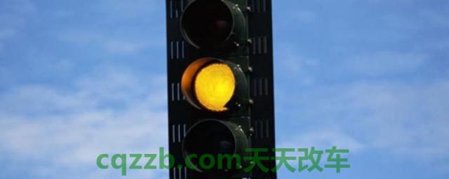 路口黄灯持续闪烁仅是驾驶人要注意嘹望确认安全通过(路口黄灯可以行驶吗)