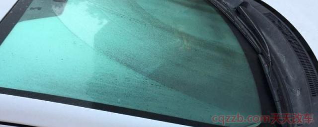 为什么开空调外面车玻璃起雾(车玻璃起雾有什么影响)  第1张