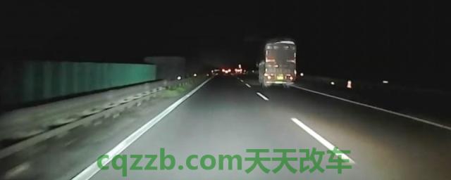探讨：高速路开远光还是近光灯(高速公路的违章违法行为怎么处理)