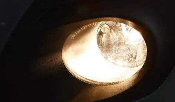 讲一讲:雾天必须开启哪个灯(雾灯什么颜色) 第2张