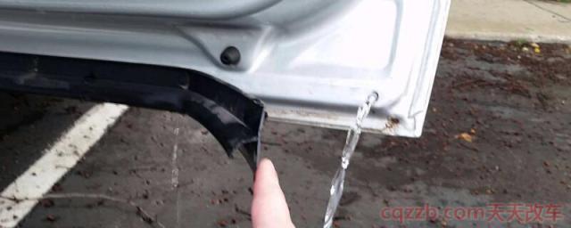 每次下完雨打开车门有水(车辆排水孔都有哪些) 第1张