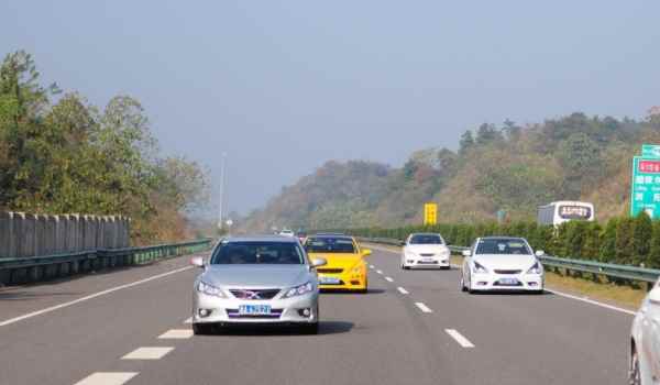 高速白色实线能变道吗(高速公路上行驶需要注意什么)  第2张