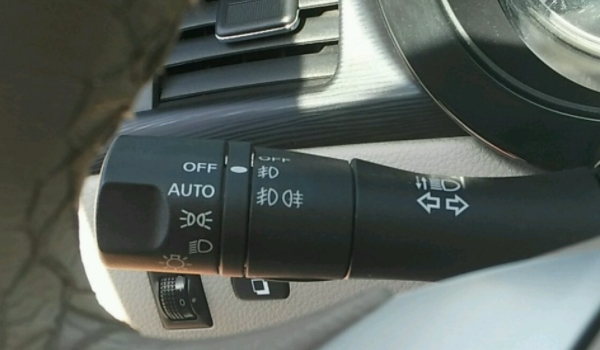 夜间在没有路灯照明不良条件下行驶开什么灯(科目三考试的灯光是在白天还是夜晚)  第2张