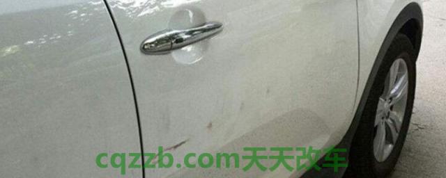 白色车蹭出黑色底漆算严重吗(白色车蹭出黑色底漆怎么处理)
