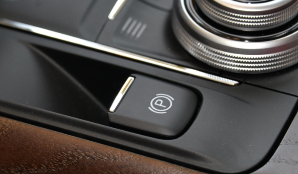 奥迪驻车制动故障灯亮(车辆的自动驻车是什么意思)  第2张