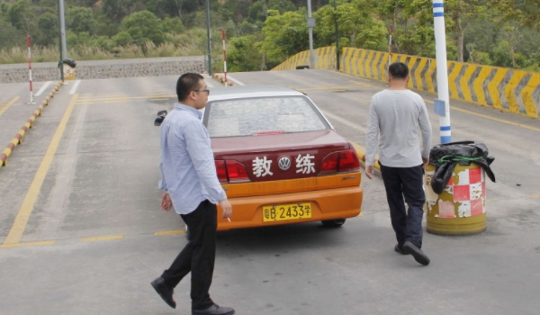 左倒库左边窄是打早了还是晚了(科目二考试多少分合格) 第3张