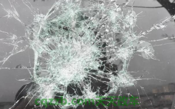 捷达车钥匙锁在车里了怎么办(砸破后三角窗) 第2张