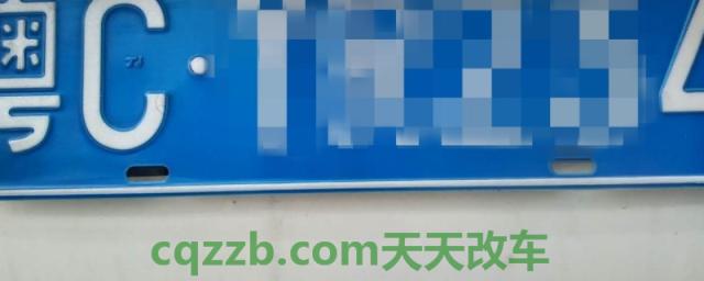 车牌2个螺丝违章吗(机动车辆号牌安装的位置)