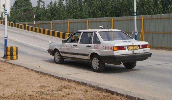 看一下：直角转弯要自己关灯吗(机动车驾驶员科目二有考试次数限制吗)  第2张