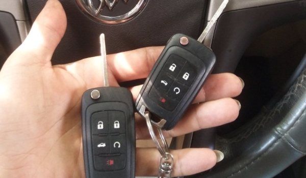 拿着备用钥匙可以配车钥匙吗(车辆钥匙丢失需要换锁吗)  第3张