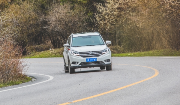 急转弯交通标志(急转弯路段如何驾驶车辆) 第3张