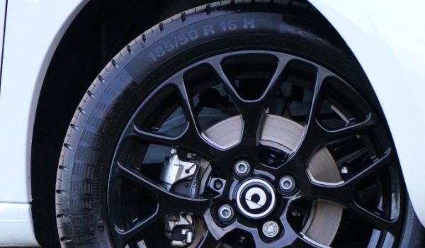 胎压低警告灯亮了还可以继续开吗(车辆的轮胎多久更换一次)  第2张