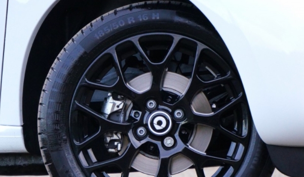 普及一下：轮胎有小裂纹还能用吗(车辆轮胎多久更换一次)  第3张