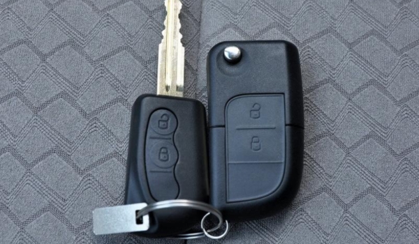 详谈：车钥匙洗衣机里洗过后还能用吗(车辆遥控钥匙电池多久更换一次)  第2张