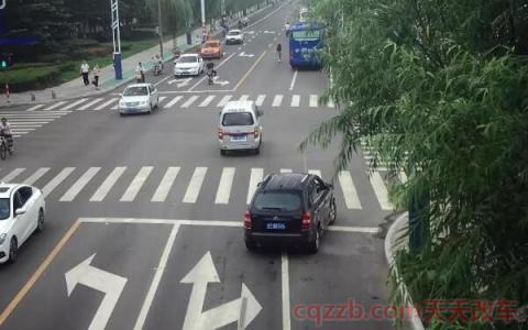 错过右转专用道直行右转弯了(直行车道右转属于违章行为)  第2张