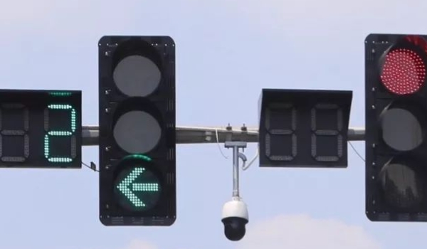 右转车让左转车还是左转车让右转车(通过交通信号灯路口需要注意什么)  第2张