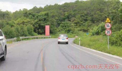 易滑路段标志(行驶易滑路段怎么办)  第3张