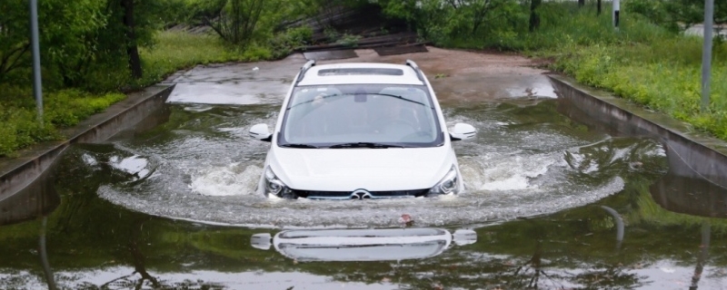 新能源车积水多深不能开(新能源车型使用需要注意什么)