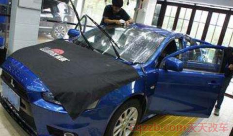 汽车隔热膜怎么贴？(汽车贴玻璃膜的好处)  第2张