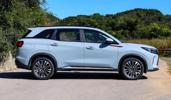 解说一下：东风580油箱是多少升(东风580的车身尺寸数据是什么)  第2张