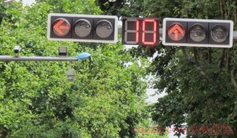 红灯亮后一秒内通过能拍到么(汽车闯红灯的危害) 第3张