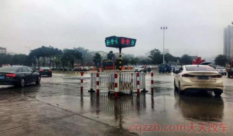 中间放个临时红绿灯闯红灯了(行驶到红绿灯路口需要注意什么)  第2张