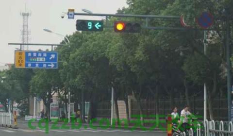 通过有交通信号灯的路口用什么灯光(红绿灯损坏如何通过路口)  第3张