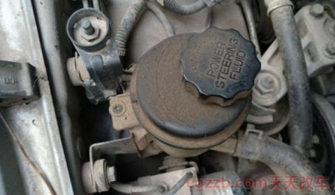 电子助力方向盘不自动回位(车辆的转向助力系统的保养)  第3张