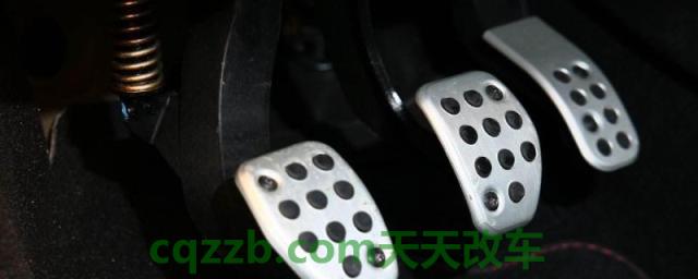 刹车踏板部位吱嘎响(自动挡和手动挡刹车踏板位置相同吗)  第1张