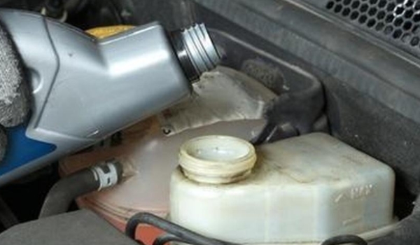 揭露：缺刹车油自己补点行不(车辆刹车片需要多久更换一次)  第3张