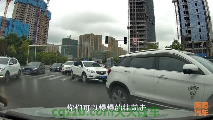 车知识：三辆车追尾后第三辆车负全责吗 红绿灯50米停车扣几分  第2张